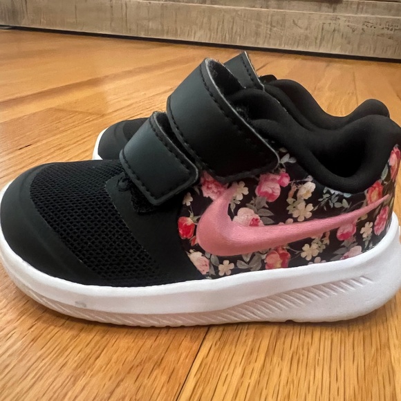- Nike Star Runner 2 Black/Pink Tint-Pale Ivory Floral size 5c - Picture 1 of 5
